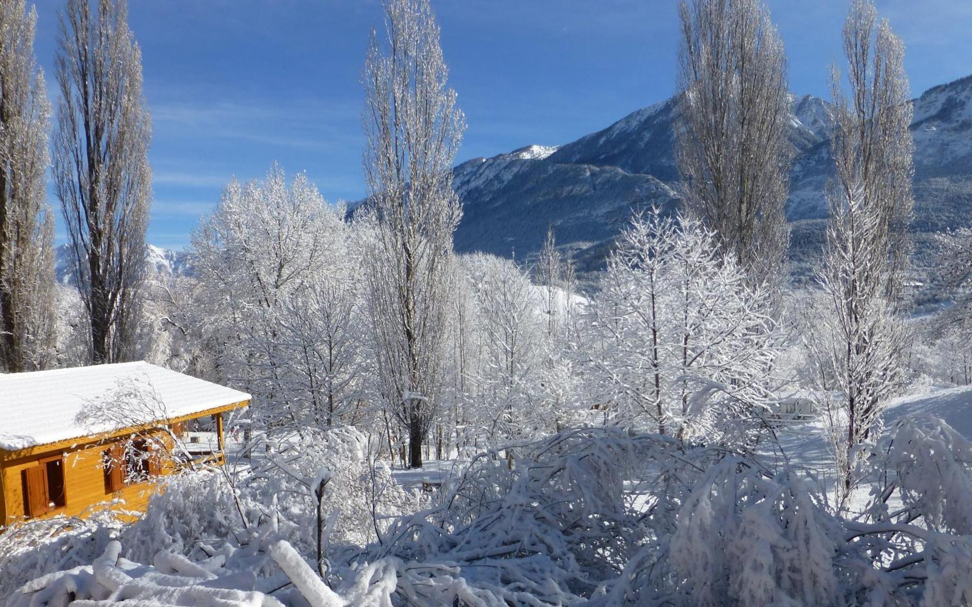 キャンピング オテル ド ウレイン エア レ カリアマス Chateauroux-les-Alpes エクステリア 写真