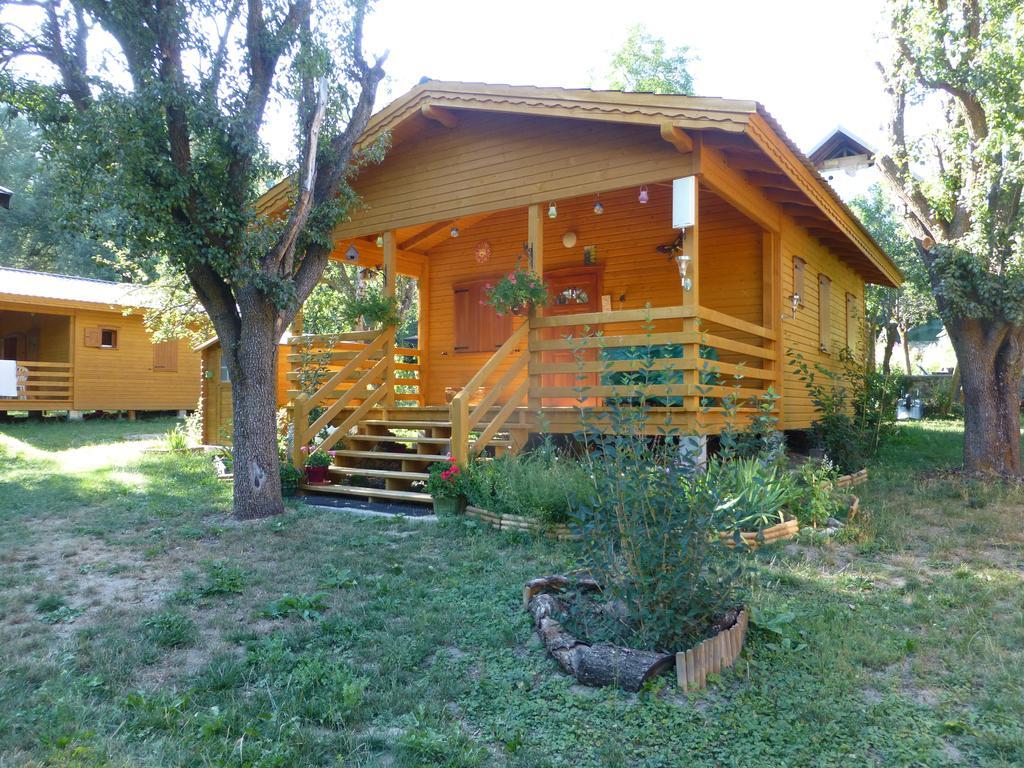 キャンピング オテル ド ウレイン エア レ カリアマス Chateauroux-les-Alpes エクステリア 写真