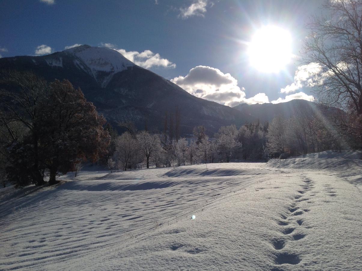 キャンピング オテル ド ウレイン エア レ カリアマス Chateauroux-les-Alpes エクステリア 写真