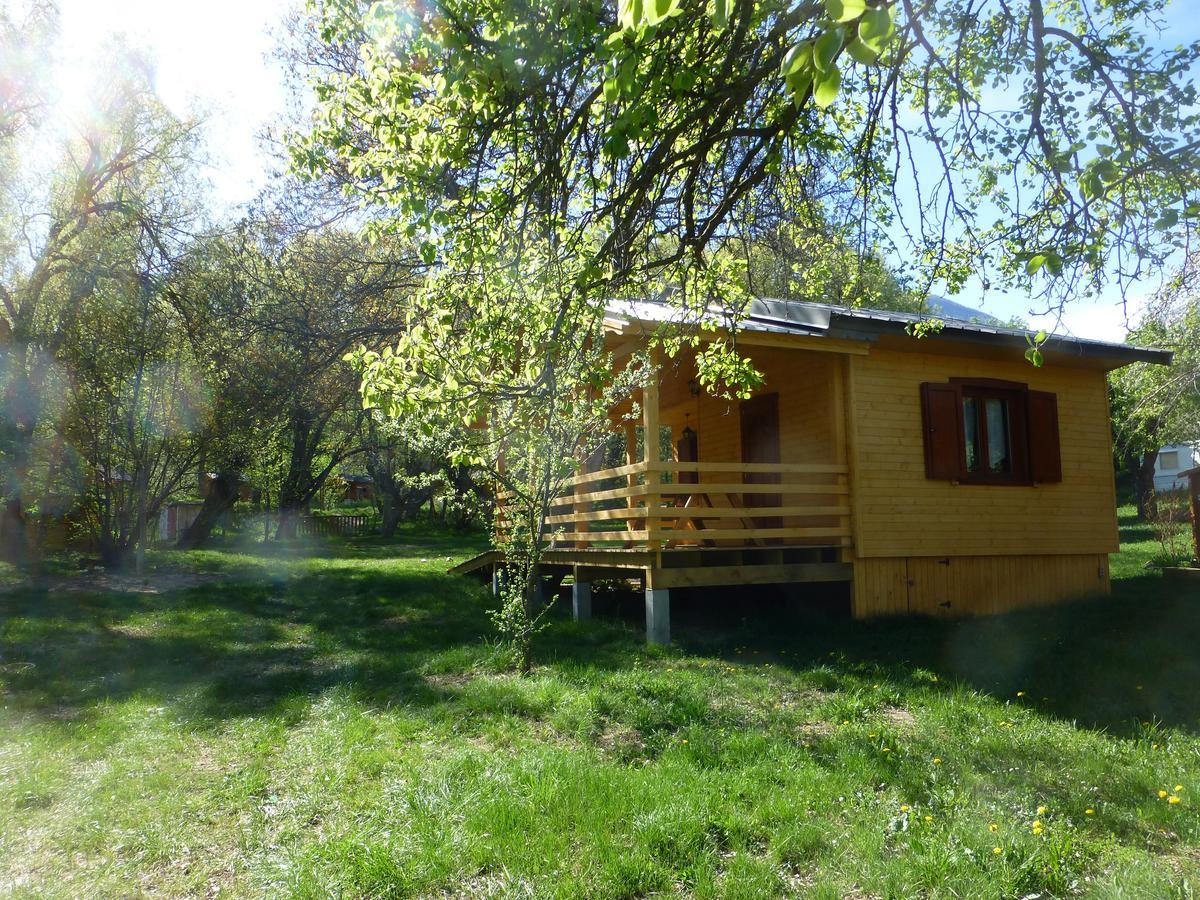 キャンピング オテル ド ウレイン エア レ カリアマス Chateauroux-les-Alpes エクステリア 写真